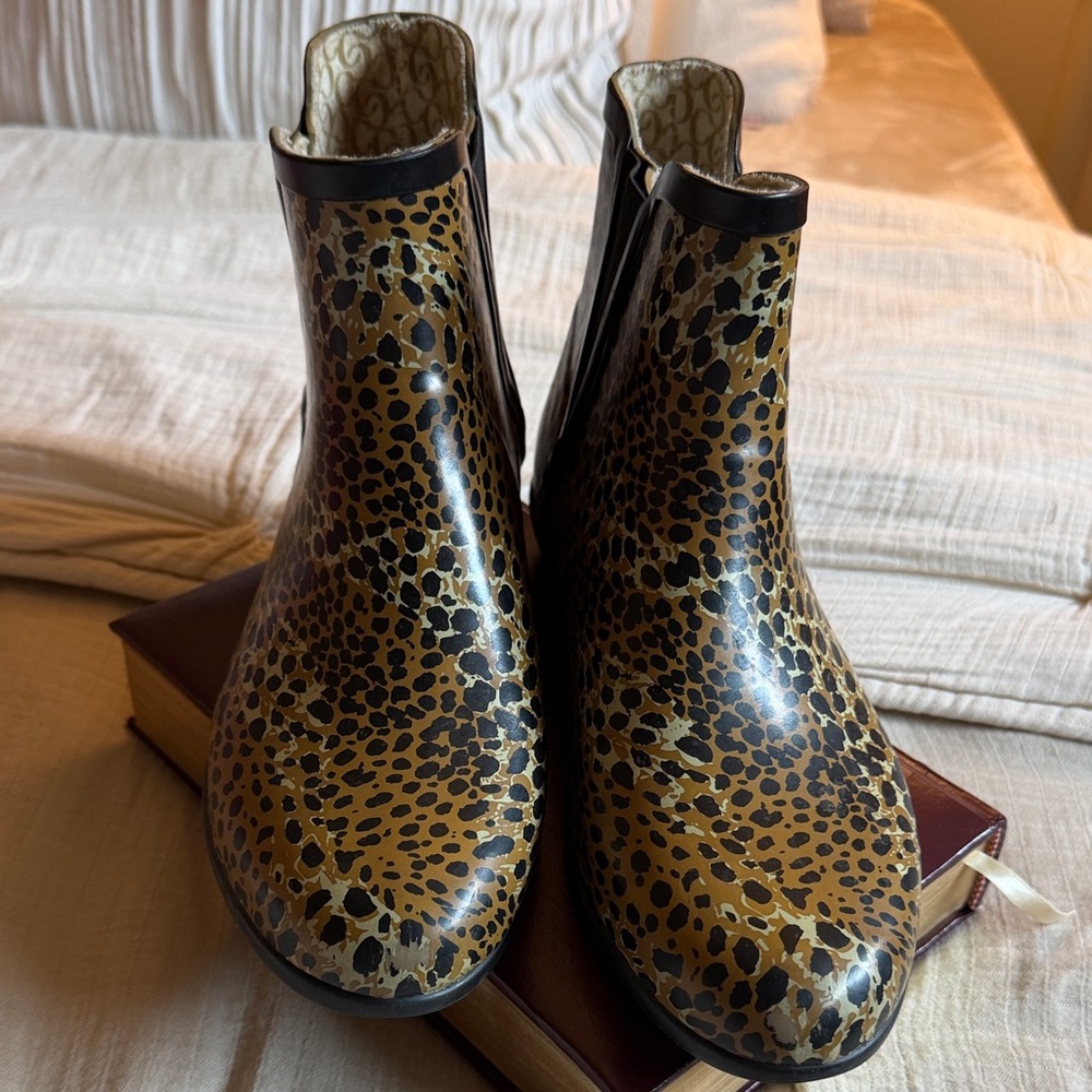 Chooka leopard print rain boot